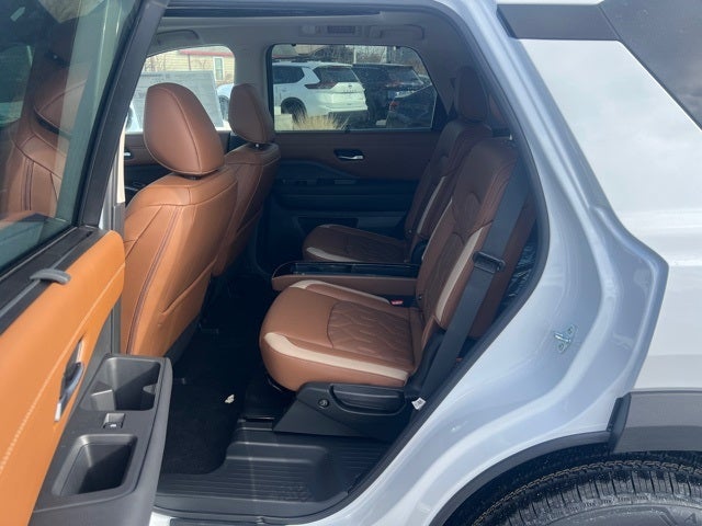 2026 Nissan Pathfinder Platinum CAPTAIN CHAIRS, CARGO PACKAGE