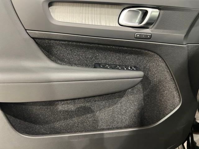 2025 Volvo XC40 Core Bright Theme