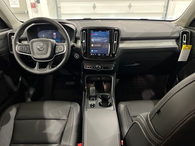 2025 Volvo XC40 Core Bright Theme