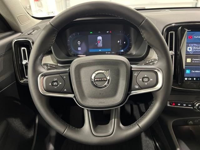 2025 Volvo XC40 Core Bright Theme