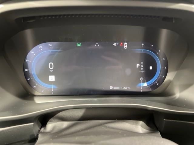 2025 Volvo XC40 Core Bright Theme