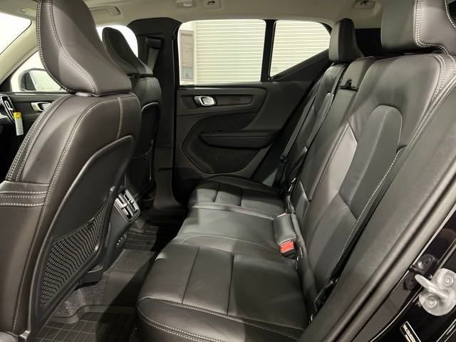 2025 Volvo XC40 Core Bright Theme