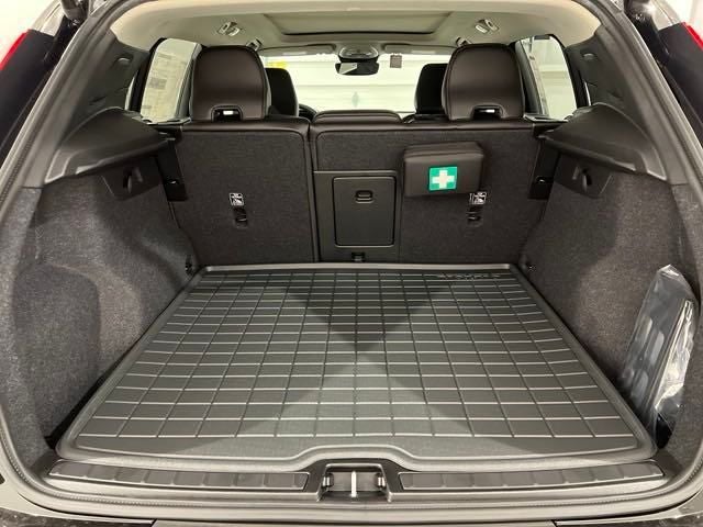 2025 Volvo XC40 Core Bright Theme