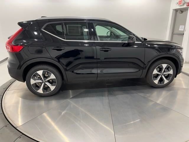 2025 Volvo XC40 Core Bright Theme