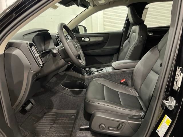 2025 Volvo XC40 Core Bright Theme