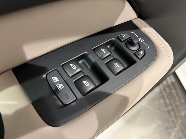 2026 Volvo XC60 Plus