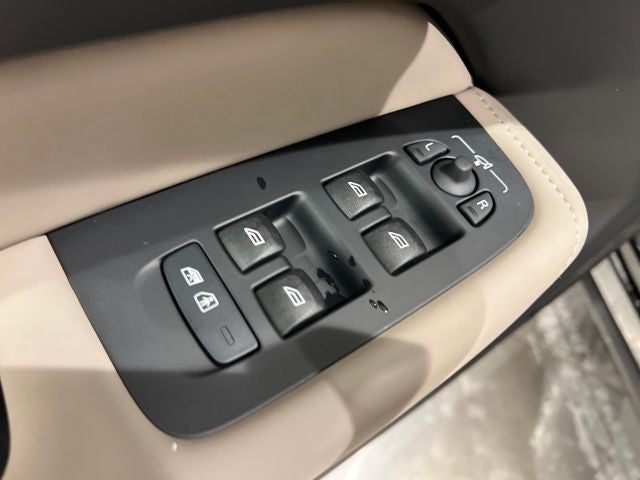 2026 Volvo XC60 Plus