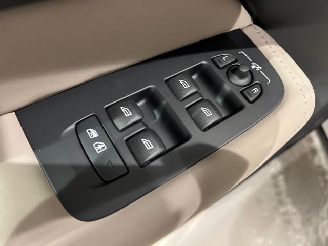 2026 Volvo XC60 Plus