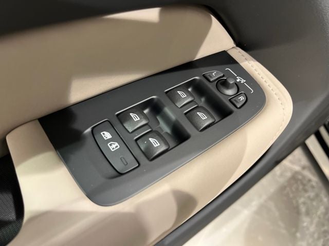 2026 Volvo XC60 Plus