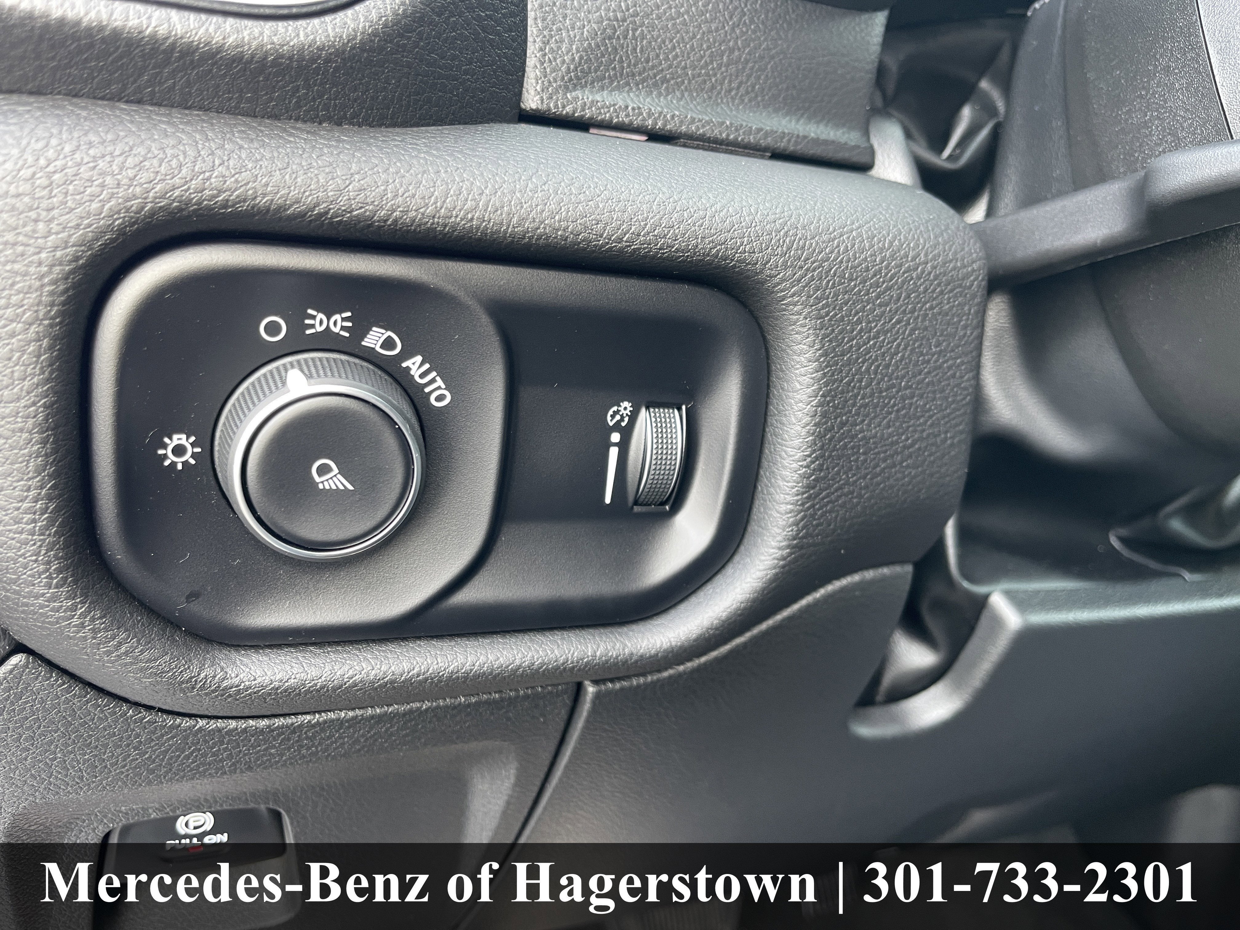 2024 RAM 1500 Laramie 4x4 Crew Cab 5'7 Box